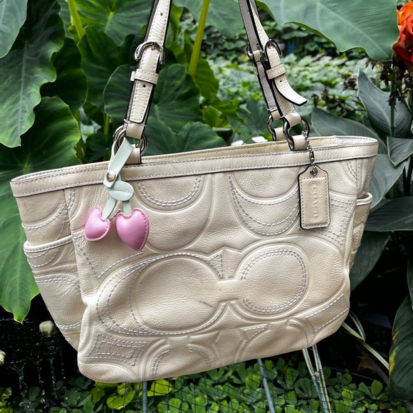 Stylish Beige Handbag with Blue Interior - Picture 1 of 6